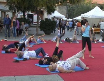 La gent gran gaudeix del seu dia fent esport i jocs tradicionals