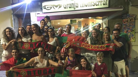 Els santcugatencs d'origen portuguès celebren la victòria a l'Eurocopa