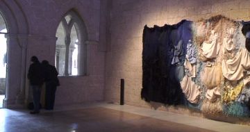 Alt: Josep Grau-Garriga visita l'exposició que homenatja el seu vuitantè aniversari