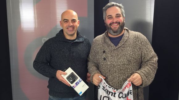 Cugat.cat i Sant Cugat Comerç entreguen una GoPro al guanyador del concurs de Nadal, Jordi Butazzi