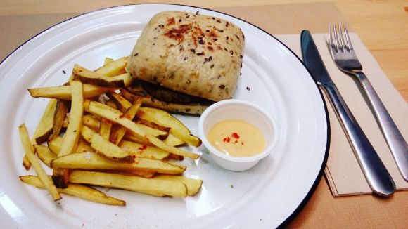 Mumbal, l'única proposta vegana de Sant Cugat, visita l'espai 'Amb molt de gust'