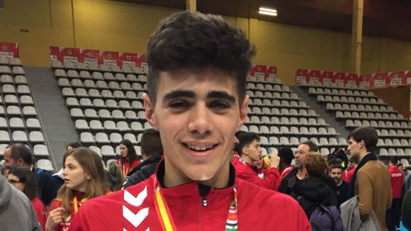 Alt: El juvenil de l'Handbol Sant Cugat Àlex Rubiño marxa al TuSem Essen alemany