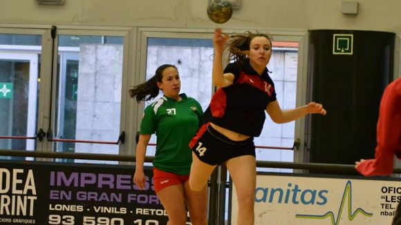 L' Handbol Sant Cugat femení cau a casa davant el Sant Quirze