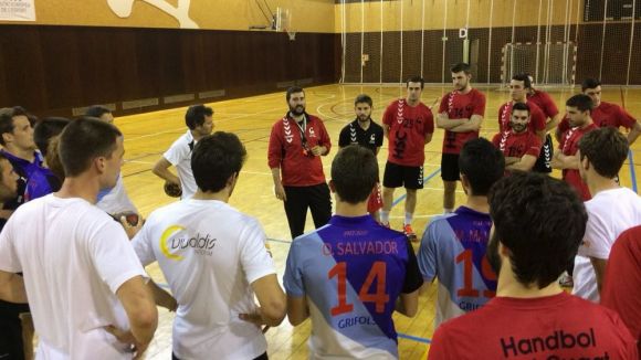 El Junior d'hoquei herba es vesteix d'Handbol Sant Cugat per a un entrenament