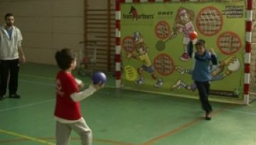 Una seixantena de nens i nenes participen a la jornada multiesport d'handbol