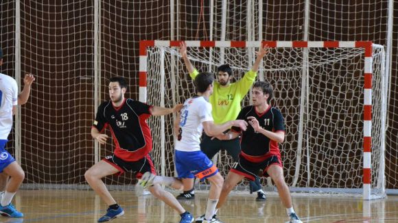 L'Handbol Sant Cugat guanya a la pista del Dominicos i certifica la sisena plaça