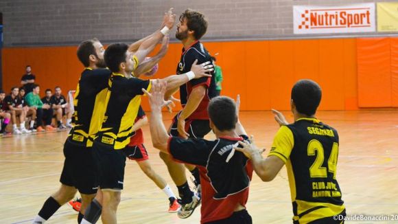 L'Handbol Sant Cugat s'estrena a la lliga amb desfeta per la mínima a Mataró