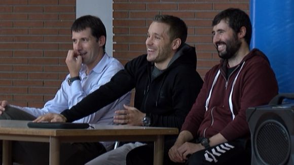 El capità del Barça d'handbol, Víctor Tomàs, respon les preguntes dels alumnes de l'Escola Catalunya