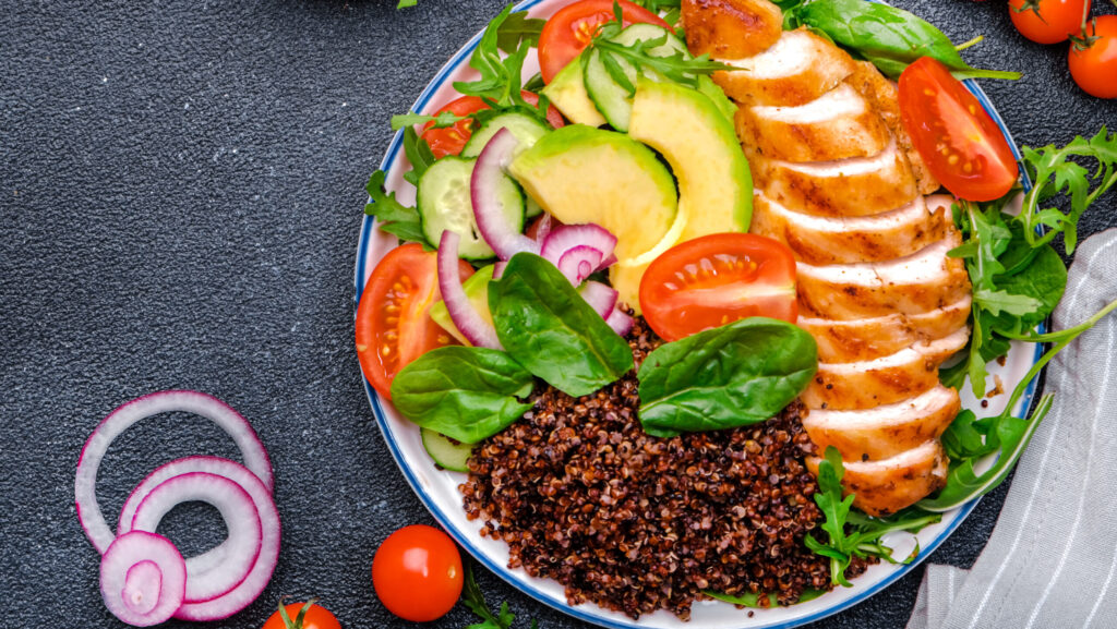 Exemple d'un plat de Harvard que combina 50 % de vegetals, 25 % de proteïna i 25 % de carbohidrats a més de greixos saludables