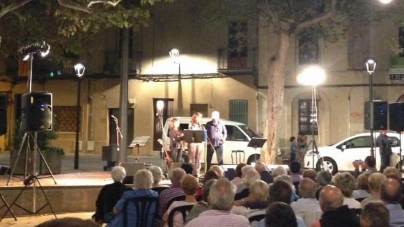 Mig miler de persones assisteixen a la cantada d'havaneres que CiU organitza com a preludi de la Diada