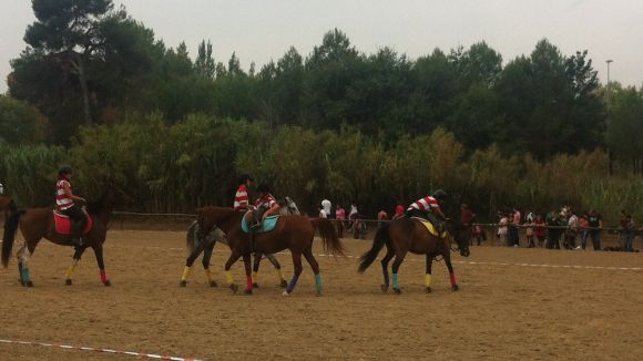 Alt: L'Hípica Can Caldés ofereix una jornada solidària plena d'activitats familiars