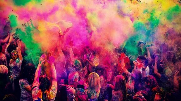 Sant Cugat es tenyeix de colors per celebrar l'Holi Festival, una de les novetats de la Festa Major