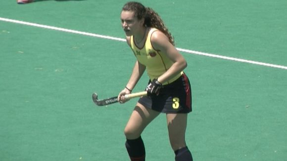 Clara Rodríguez posa el seu granet de sorra en la victòria d'Espanya davant Escòcia