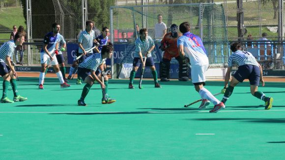 Un masculí del Junior amb la mirada posada en la segona posició visita un Tenis que es juga la vida