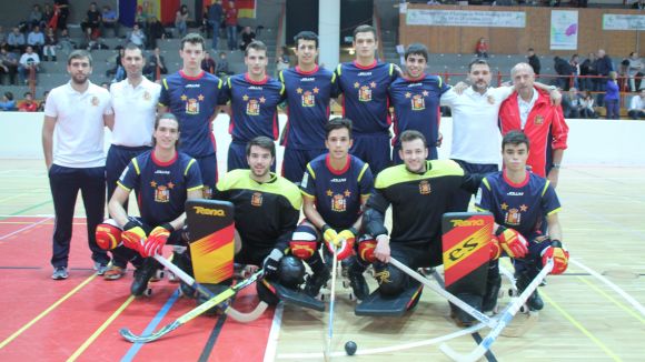 El santcugatenc Xavi Serrallonga es penja el bronze a l'Europeu sub-20 d'hoquei patins