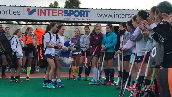 El Junior femení d'hoquei herba rep el reconeixement del planter abans d'iniciar l'EuroHockey Club Trophy