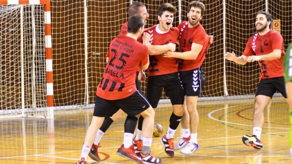 Un gol del juvenil Àlex Rubiño sobre la botzina dona el tercer triomf seguit a l'Handbol Sant Cugat