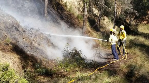 Un incendi a la zona de Can Barata crema 300 metres quadrats de bosc