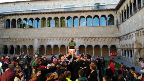 Entitats santcugatenques fan pinya per a la postal nadalenca de Cugat.cat