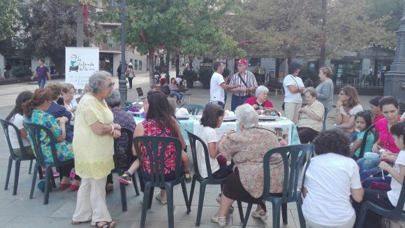 La Setmana de la Gent Gran fa caliu a la plaça d'Octavià amb un taller de bufandes