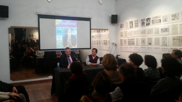 Un centenar de persones, a la inauguració de la mostra 'Por favor, una mica de memòria històrica', tot i la pluja