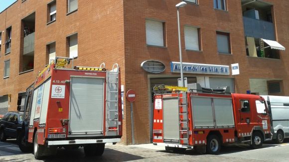 Cremen uns cartrons en una cuina al carrer de Borrell
