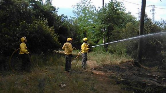 Cremen 100 metres quadrats de matolls a tocar de Can Calopa