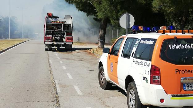 Un incendi ja extingit crema 1.000 metres quadrats a l'avinguda de la Generalitat