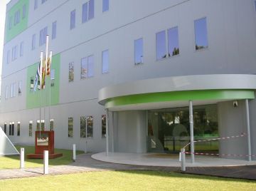 Alt: Indo Sant Cugat diu sí a l'acord amb la direcció a l'espera de les altres plantes