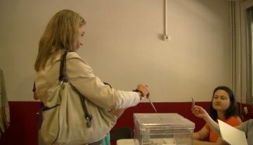 La candidata d'ERC-R, Mireia Ingla, anima els santcugatencs a votar