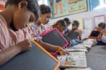 Alt: Una delegació municipal viatja a l'Índia per conèixer els projectes de la Fundació Vicente Ferrer