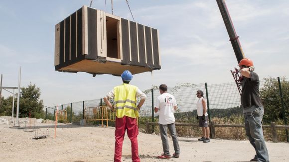 Comença la instal·lació a les Planes d'una casa solar hivernacle 'low-cost'
