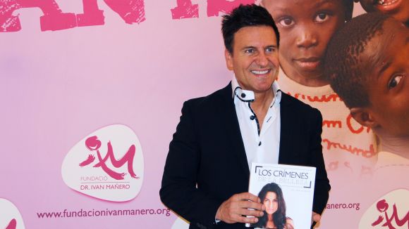 El doctor Ivan Mañero, amb clínica a Sant Cugat, presenta el llibre solidari 'Los Crímenes de la Belleza'