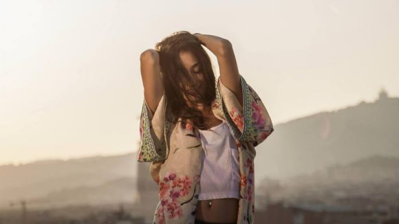 La cantant Izah presenta el seu nou senzill, 'Now or never'