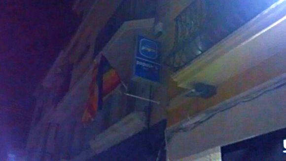 Les JERC pengen la bandera de l'arc de Sant Martí a les seus del PP i UDC