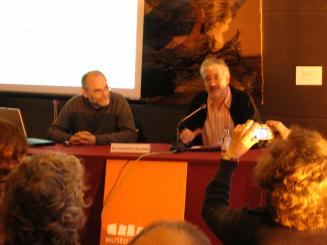 Alt: Firart mostra en una xerrada com apropar l'art a l'espectador