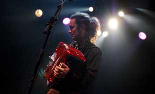 La Troba Kung-Fú inicia amb energia els concerts a la plaça d'Octavià