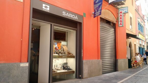 Joguines Marga tanca i la joieria Sardà amplia el local