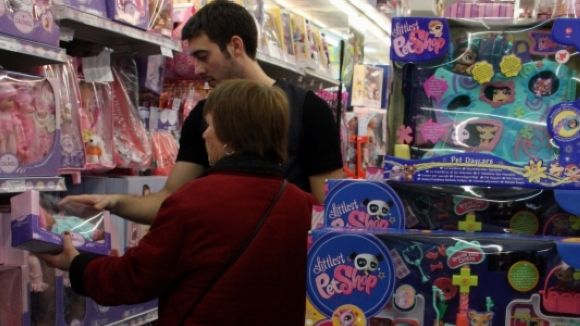 Les JERC insten els santcugatencs a defugir els rols sexistes en la compra de joguines