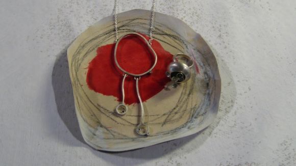 La dissenyadora Yumi Kato ensenyarà avui a fer joies a Dterra