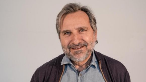 Jordi Menéndez signa el manifest que demana la suspensió provisional del referèndum