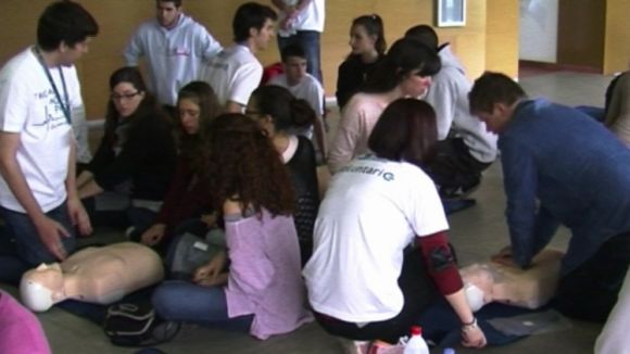 Alt: La UIC ensenya a estudiants a fer primers auxilis i reanimació cardiopulmonar