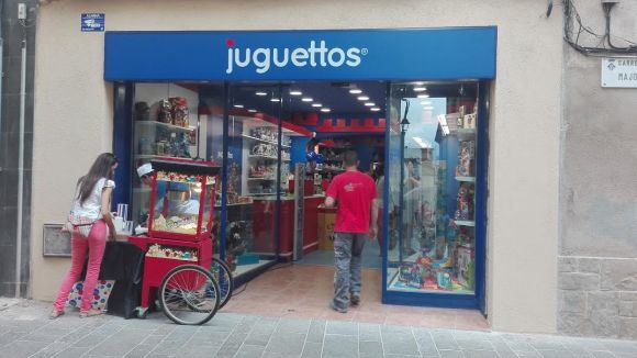 La botiga d'articles infantils Juguettos aterra al carrer Major