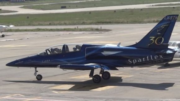 Expectació a Sant Cugat pel vol privat de dos avions albatros