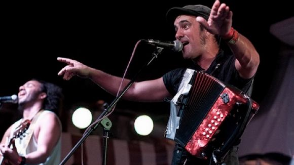 El ritme de La Troba Kung-Fu fa ballar la plaça Gabriel Ferrater