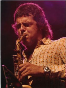 Alt: El jazz elèctric de Llibert Fortuny clou amb èxit el nou espai de la plaça de Can Quitèria