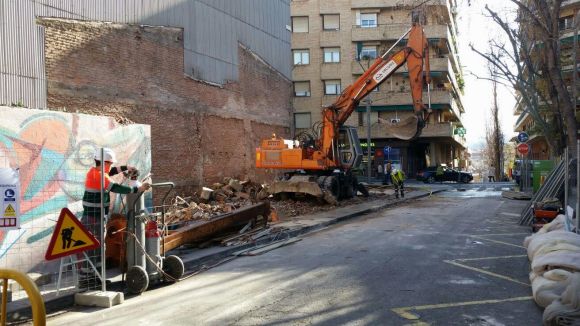 Enderrocat un immoble a Lluís Companys per ampliar el carrer de Manel Farrés