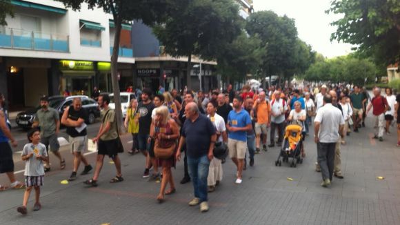 Un centenar de santcugatencs se solidaritzen amb el poble grec
