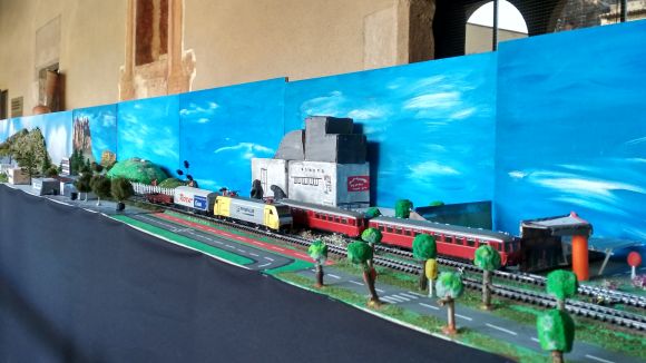 Alumnes de sisè del Turó de Can Mates recreen en una maqueta l'arribada del tren a Sant Cugat