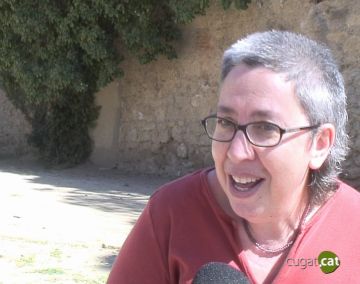 Alt: Marta Balaguer atén els nens i nenes santcugatencs a la Setmana del Llibre